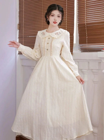 Weißes langes Retro Pure Kleid ausgestellt