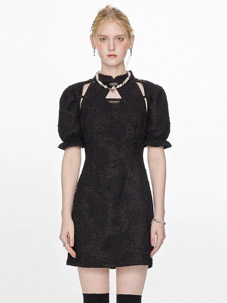 Robe chinoise à manches bouffantes noires et taille fine