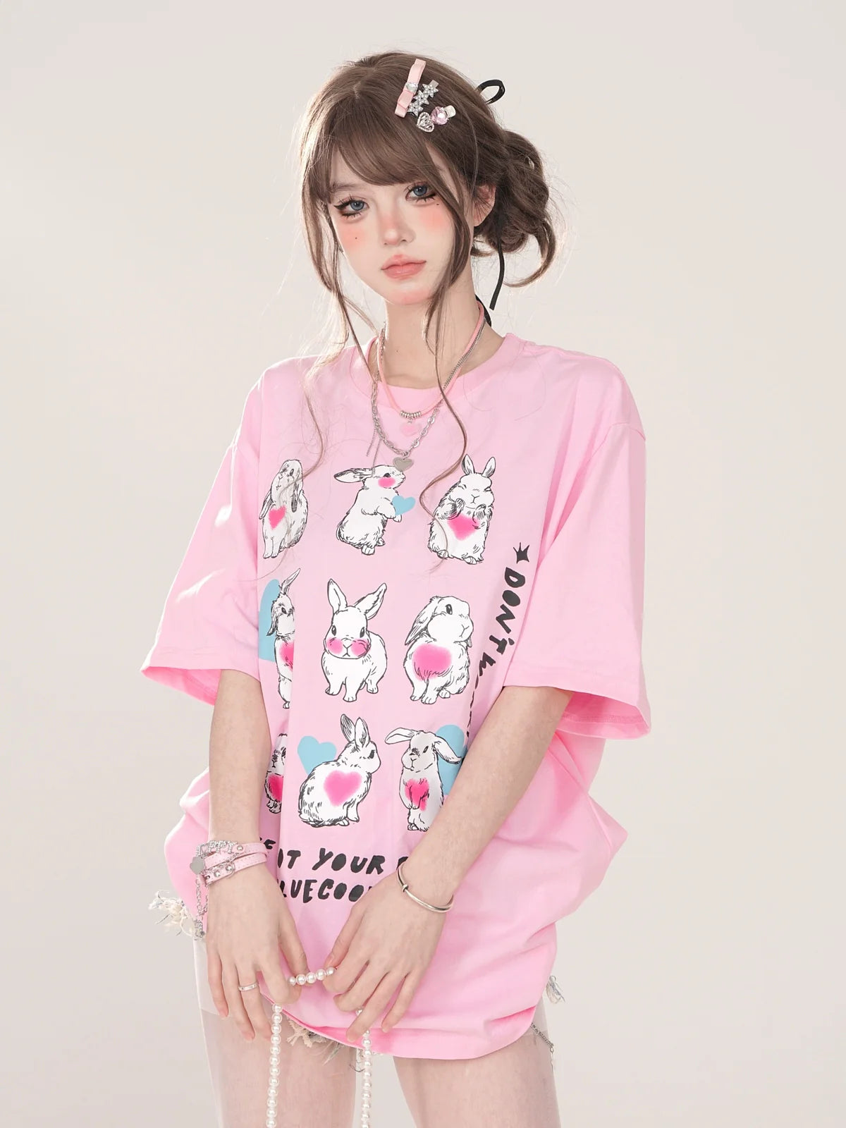 デザインイラストTシャツ キュートなアーティスティックなゆるいウサギ