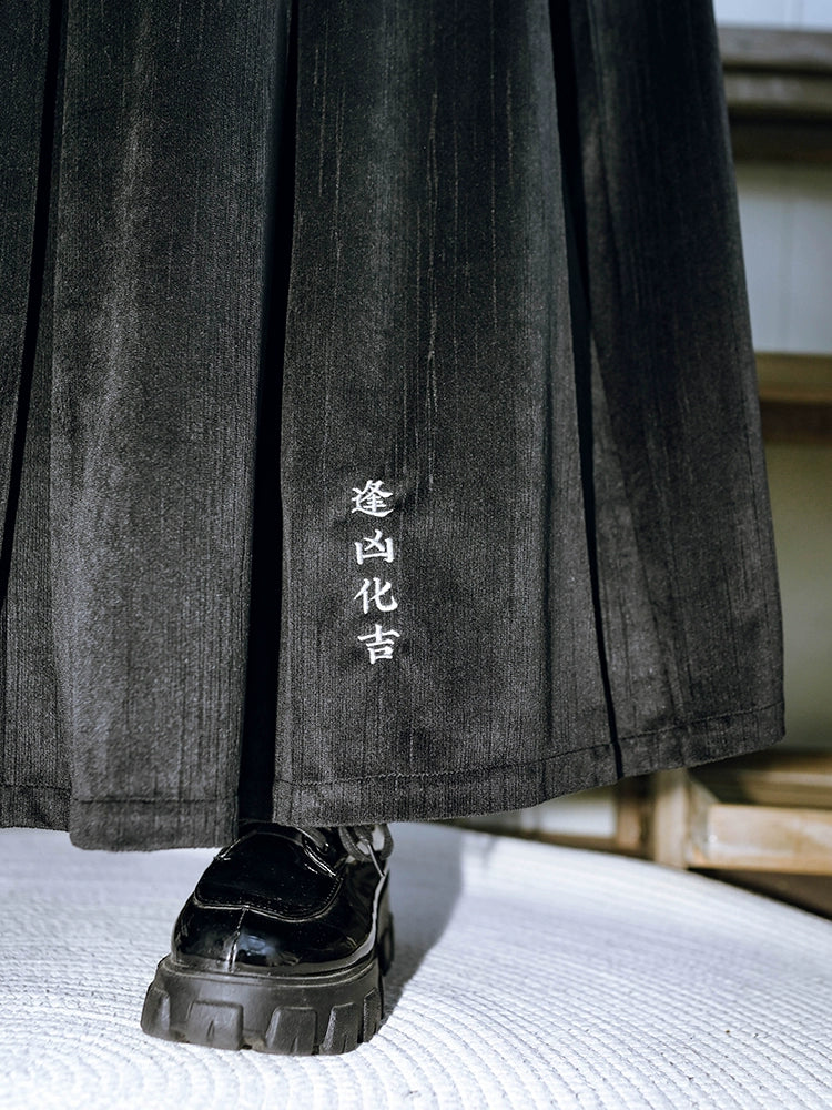 Schwarzer Plisseerock aus besticktem Samt