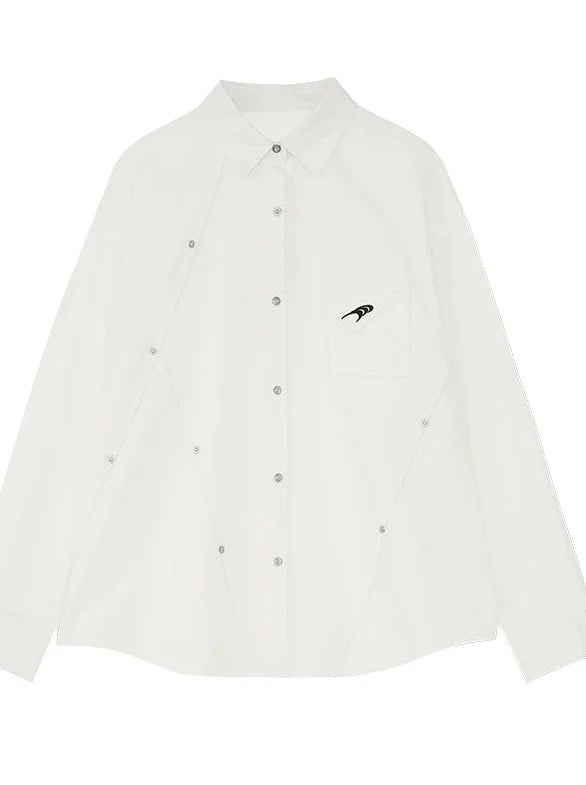 Weißes Hemd Schneiderei dekonstruiert