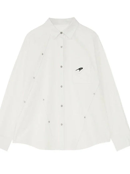 Weißes Hemd Schneiderei dekonstruiert