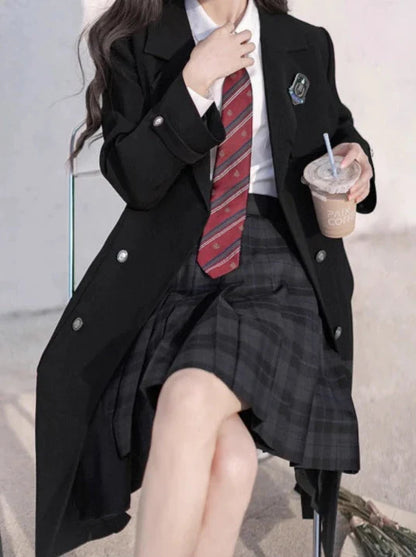 Trenchcoat in Schwarz + College-Abzeichen aus Metall + Hemd mit Plissee und besticktem Mantelband