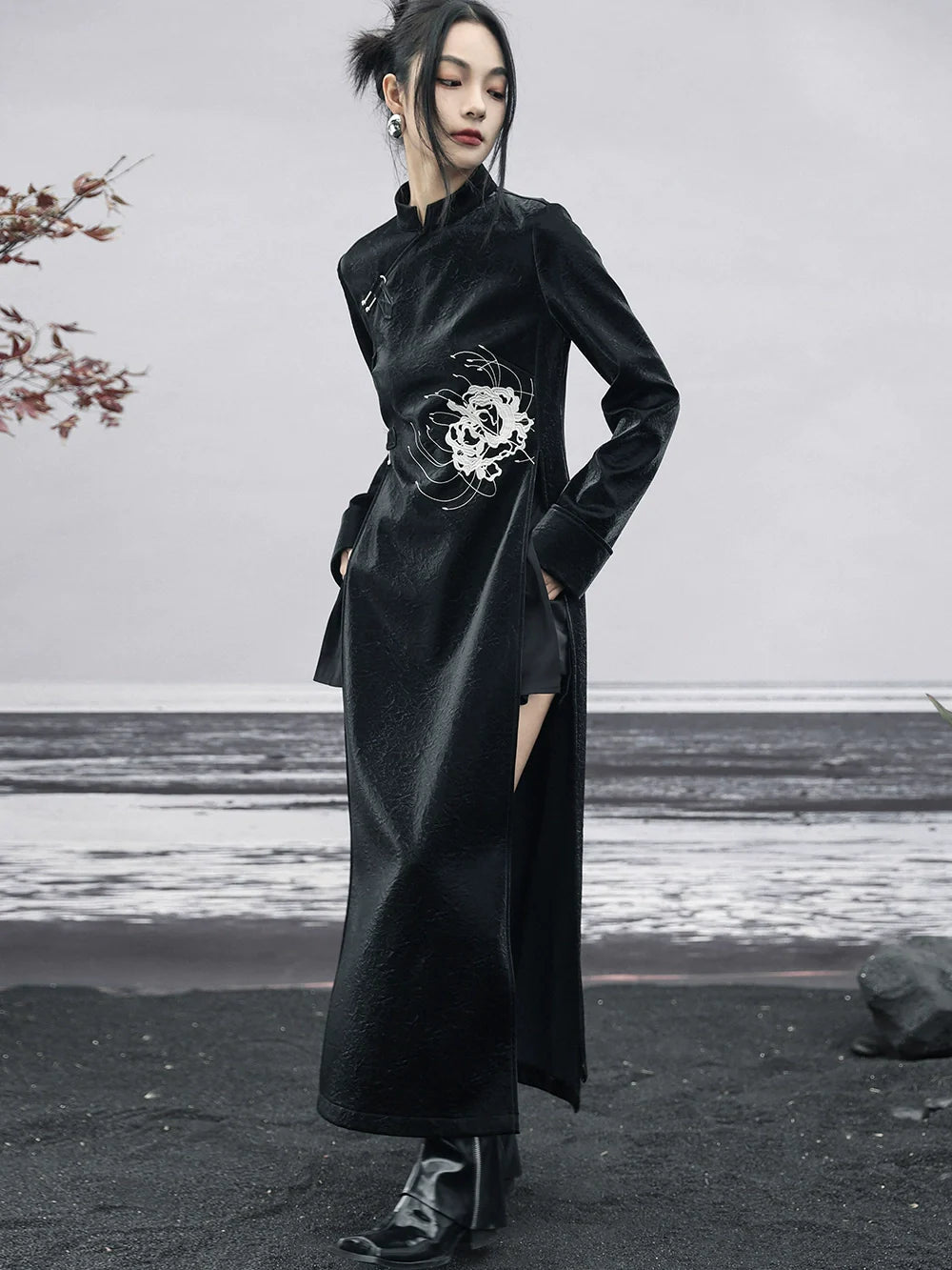 Mode China – Dunkles Kleid mit Schlitz