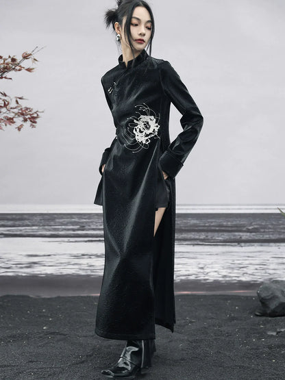 Mode China – Dunkles Kleid mit Schlitz