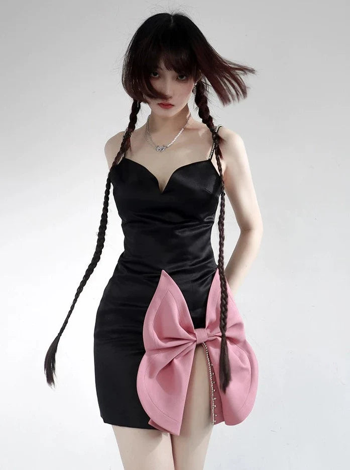 Schleife, großes Kleid, enges Camisole, Schlitz