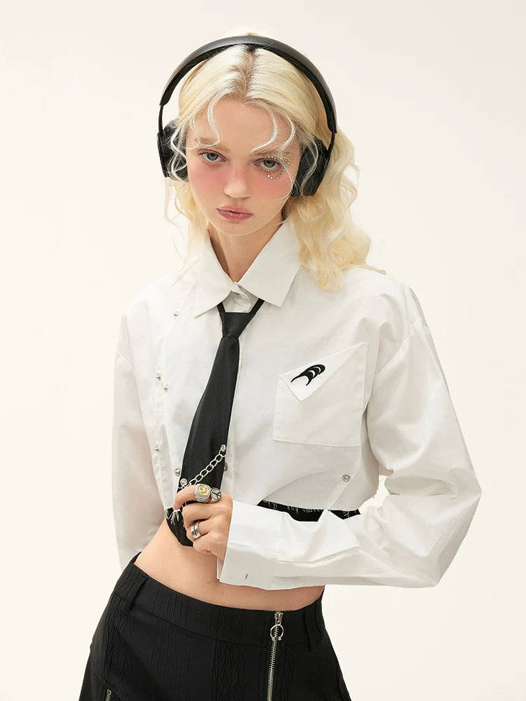 Weißes Hemd Schneiderei dekonstruiert