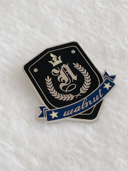 Schwarzes Band, besticktes Abzeichen, College-Metall-Plissee-Trenchcoat + Mantel, Hemd, Rock