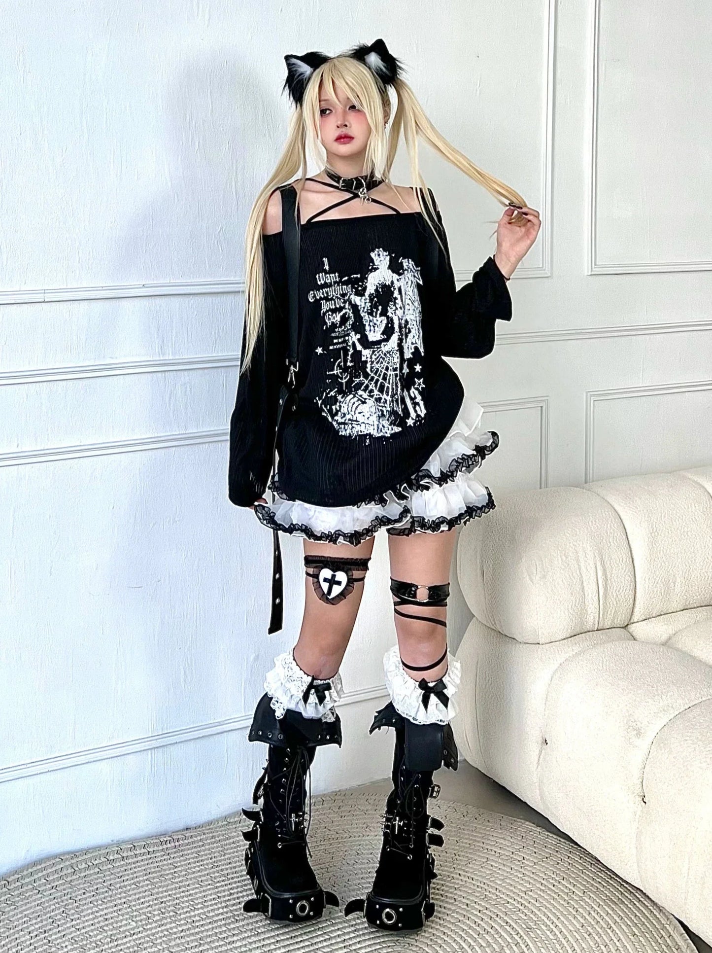 Anime Subculture – Schlankes, schulterfreies, langes T-Shirt mit Print