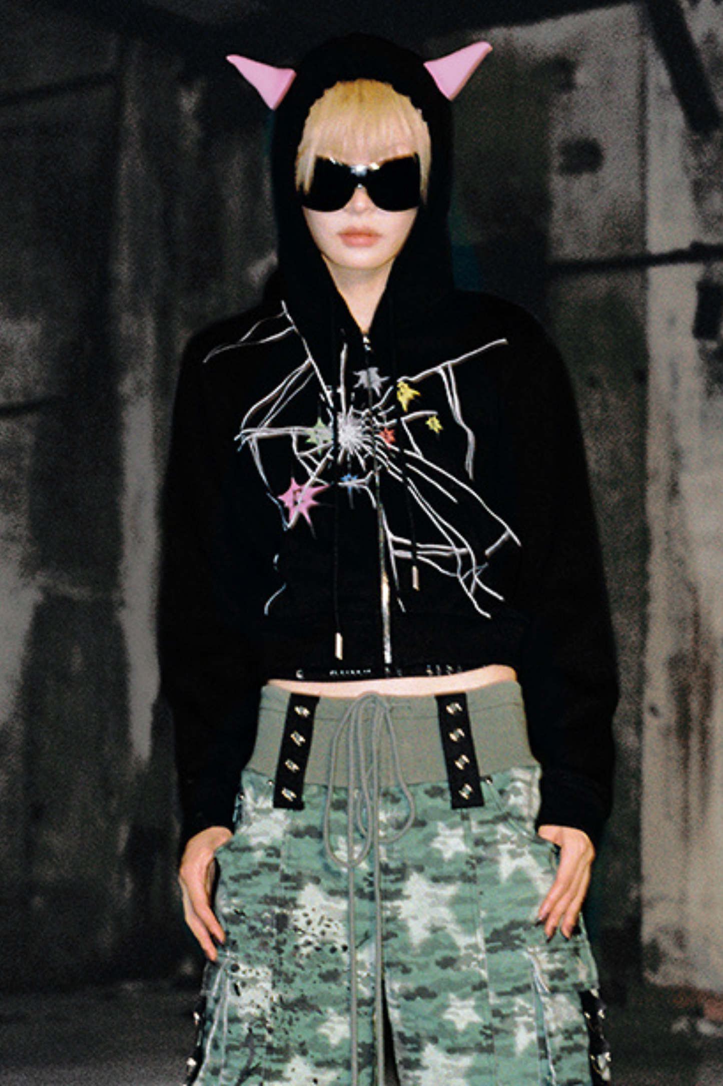 デビルポイントクラックルフード付きショートスウェットシャツ