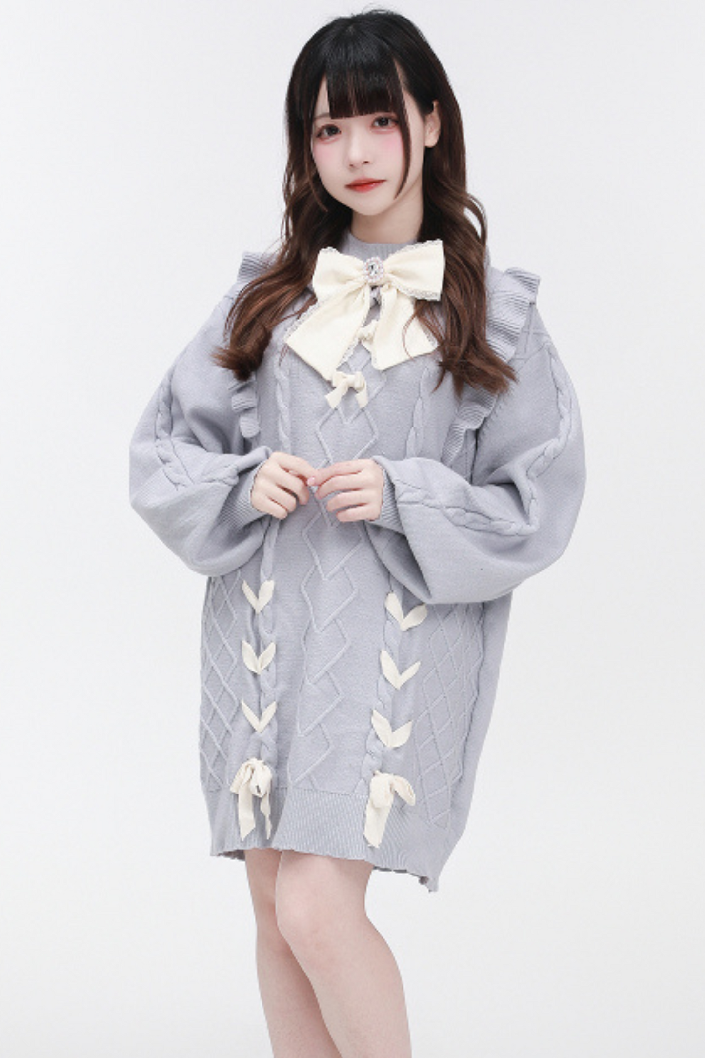 Pulloverkleid mit fliegendem Hals und hohen Ärmeln