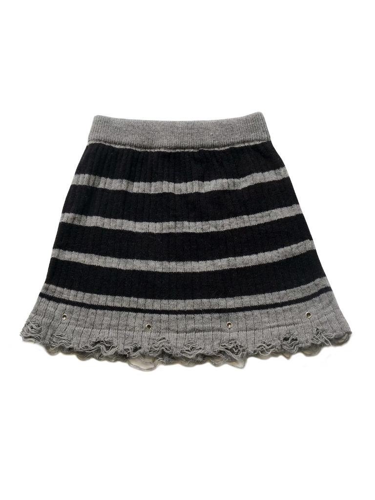 オフショルダースカート + Vネック レイジーニット