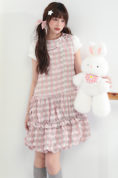 Süßes Kleid mit Rüschen und farbigen Ärmeln