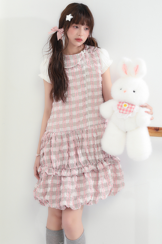 Süßes Kleid mit Rüschen und farbigen Ärmeln