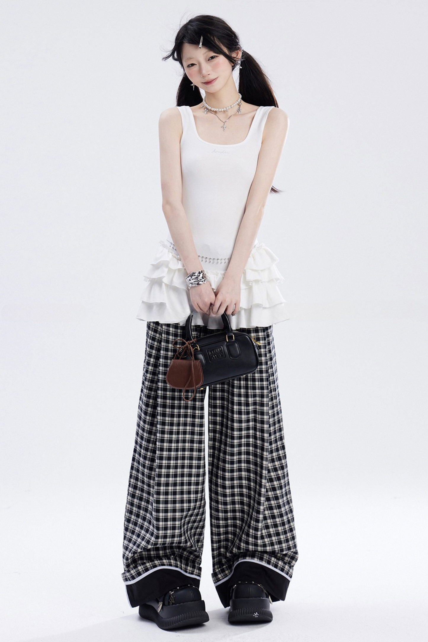 レッグチェックとブラックパンツ ホワイトワイド