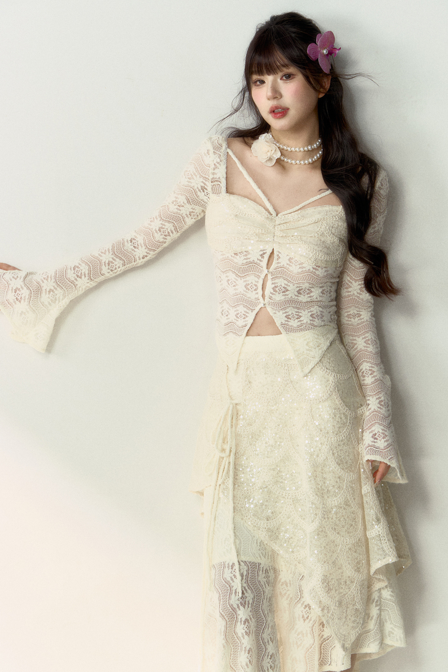 光沢のあるシアートップス＋フレンチアシンメトリースカートレース