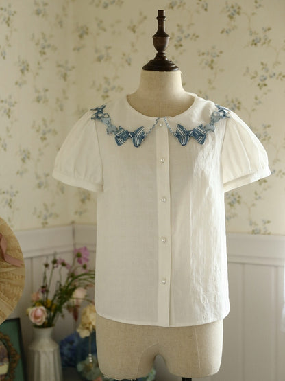 ブルーの蝶結びトリムカラーのホワイト半袖ブラウス