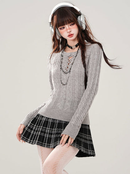 Grauer Slim-Fit-Pullover mit Rundhalsausschnitt und Cut-Out-Detail