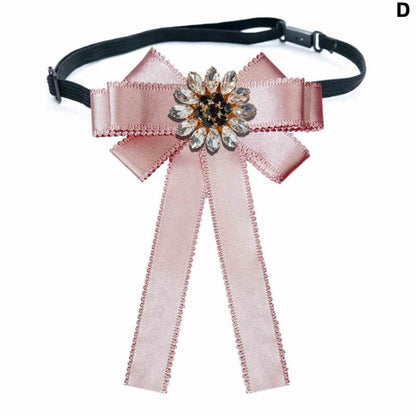 Fliege-Brosche mit Blumenmuster und Strasssteinen