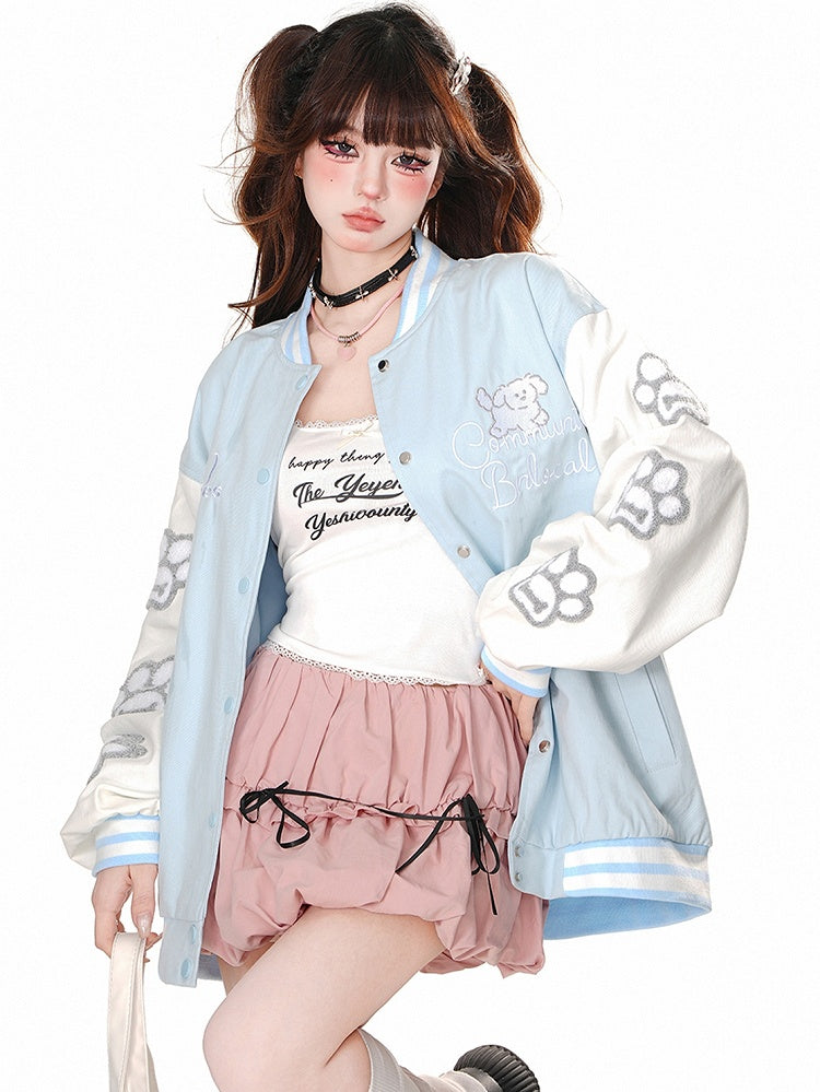 背中にブルー/ピンクのかわいい子犬のアップリケが付いたベースボールジャケット