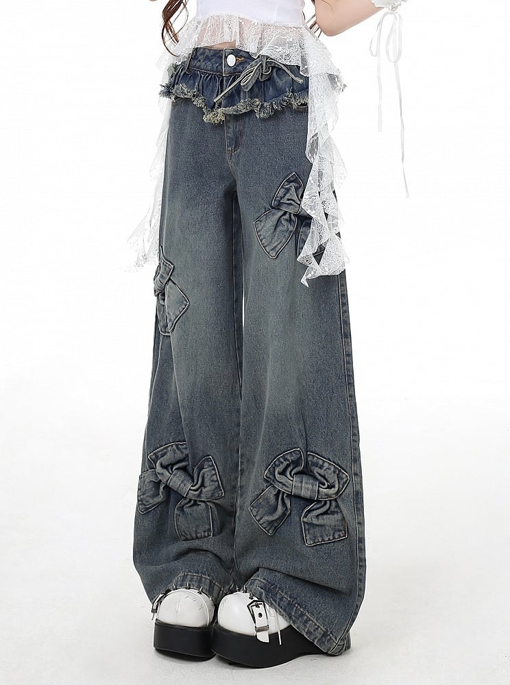 Blaue Jeans mit weitem Bein und großen Schleifen