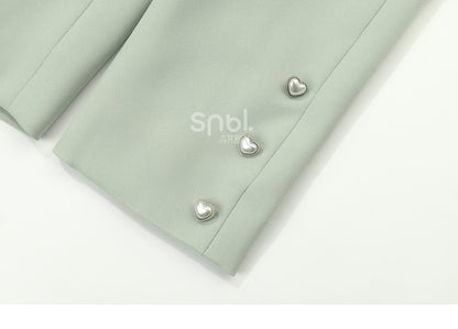 Blazer mit Blumenstickerei und grünen herzförmigen Knöpfen