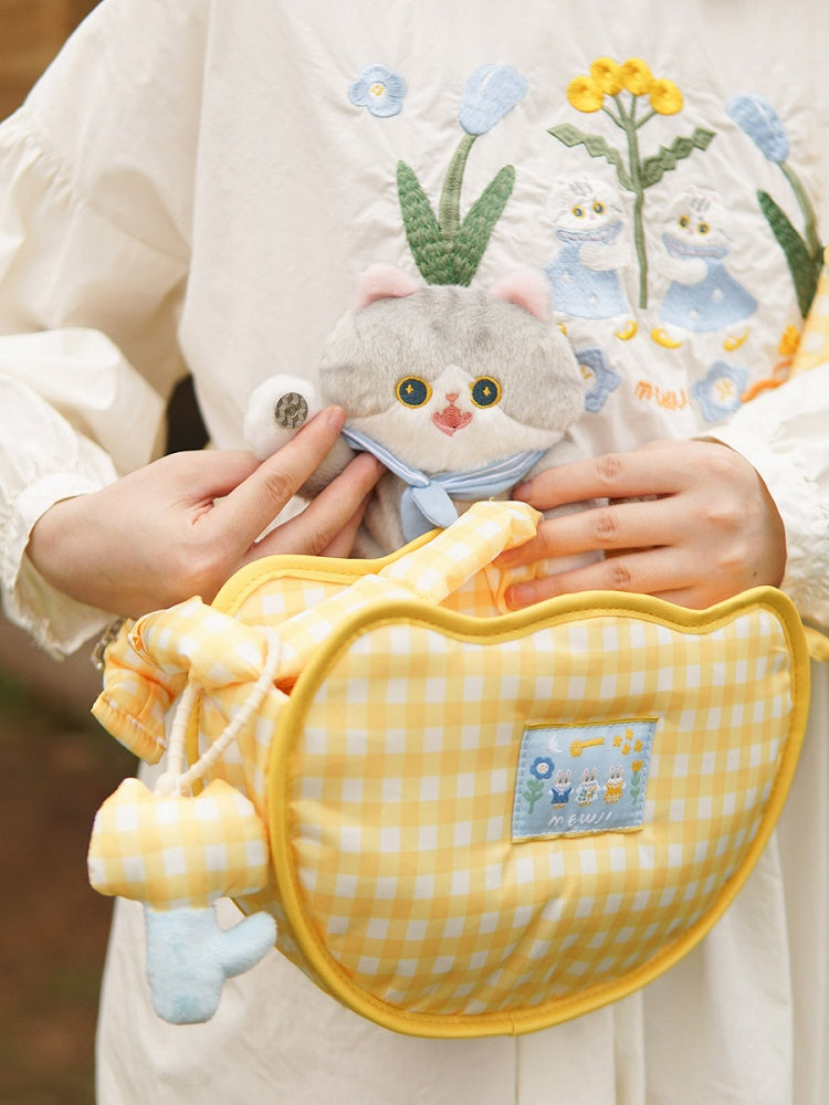 キュートなチューリップ型のイエローチェック柄クロスボディバッグ（キティのぬいぐるみ付き）