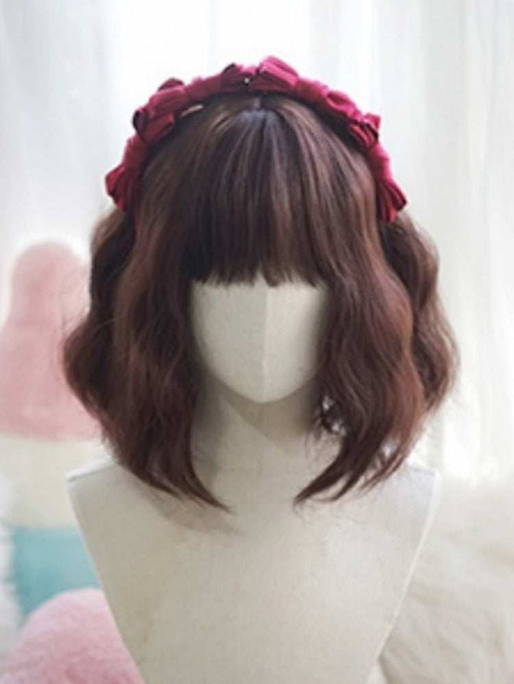 ダークブラウンの肩までの長さのウェーブウィッグ（前髪あり）