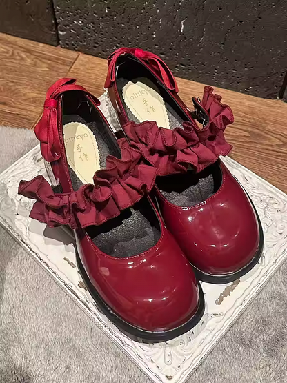 光沢のあるワインレッドのラウンドトゥ、フリルトリム、ブロックヒール、ビーズチェーン付きメリージェーン