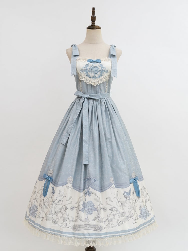 Lolita-Rock und blau bedruckter Pullover mit Blumenmeise