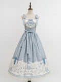 Lolita-Rock und blau bedruckter Pullover mit Blumenmeise