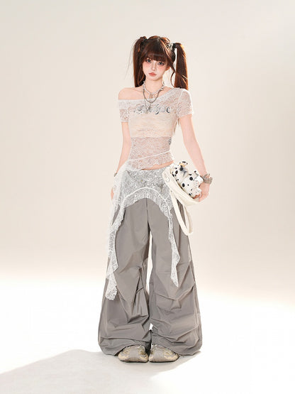 ホワイトのアシンメトリーネックライン、カスケードフリル、アクセントレースオーバートップ