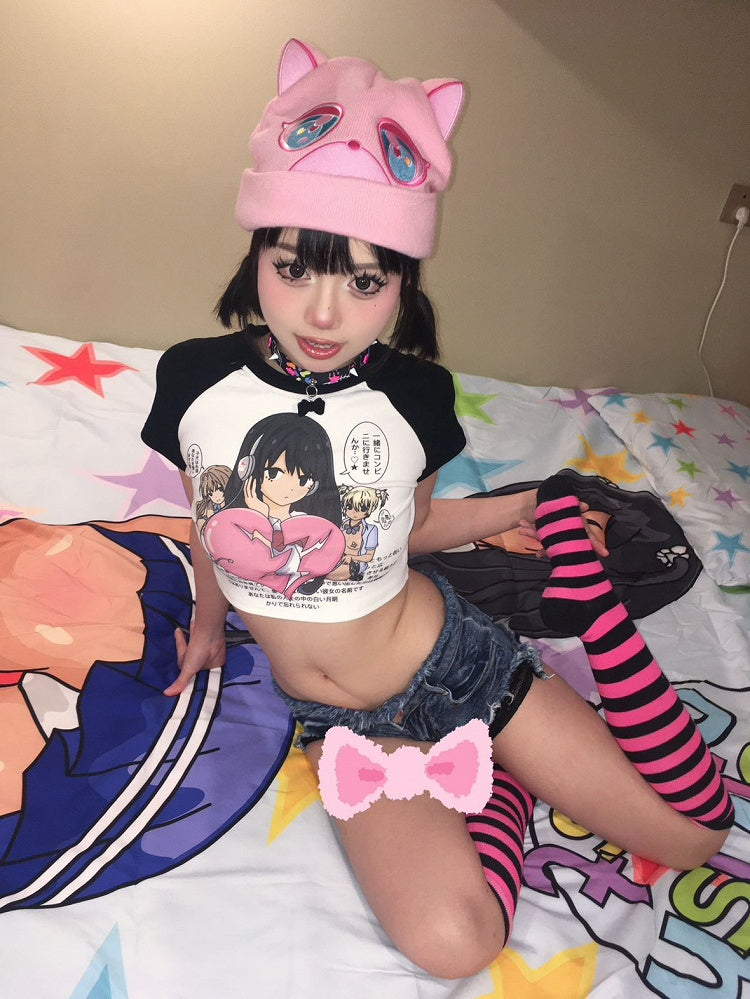 White Round Anime Girl Graphic Cropped T-Shirt Black Neck