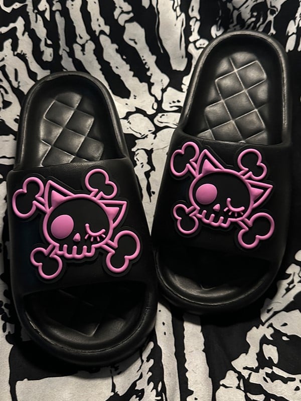 Rosa Gothic-Applikations-Hausschuhe und schwarzes Sommerskelett