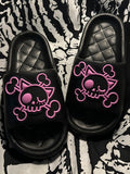 Rosa Gothic-Applikations-Hausschuhe und schwarzes Sommerskelett