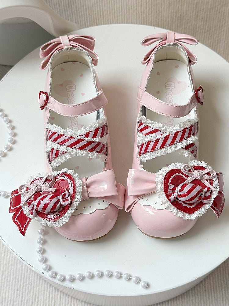 Janes Mary – Schuh mit kreuz und quer verlaufenden Clip-Riemen und Herzmotiv, tiefrot, gerüschte Spitze, rosa Design, süße runde Zehenpartie mit Schleifendetails