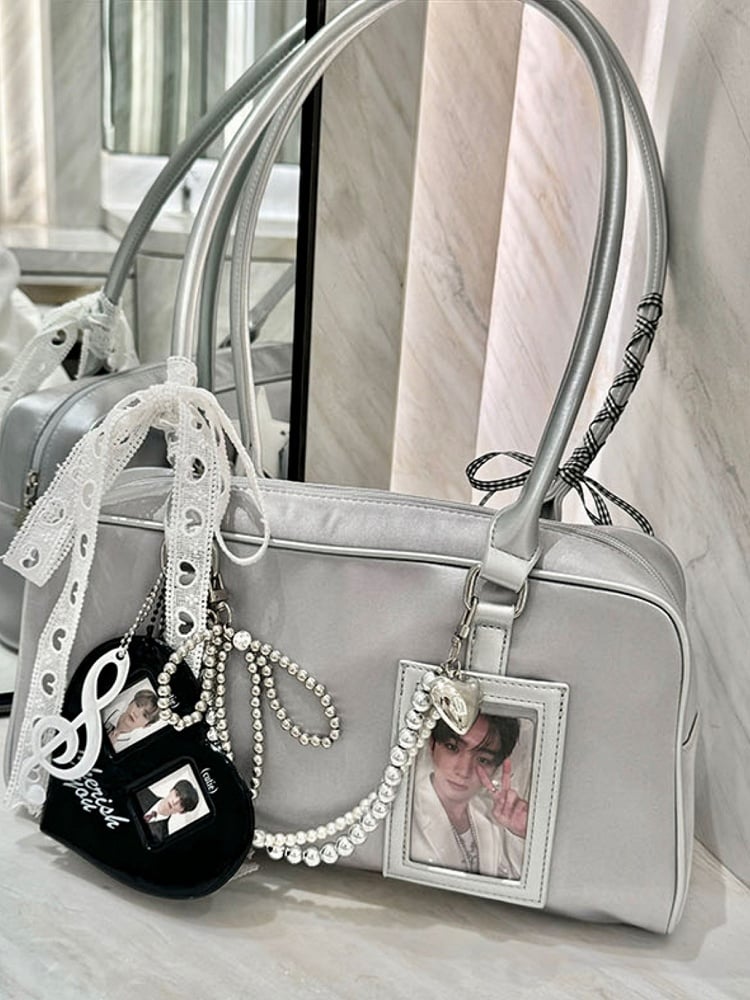 Hand mit abnehmbarer Ita-Haltertasche Silberkarte