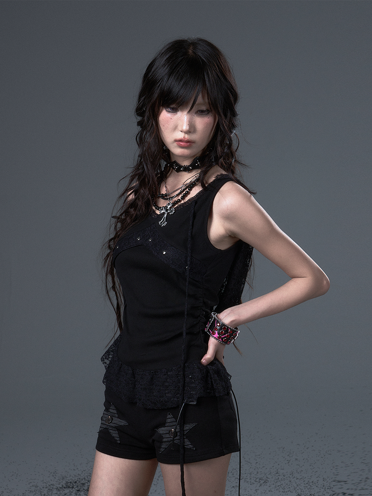 Schwarzes Tanktop mit Spitzennieten, metallischem asymmetrischem Saum und Kapuze