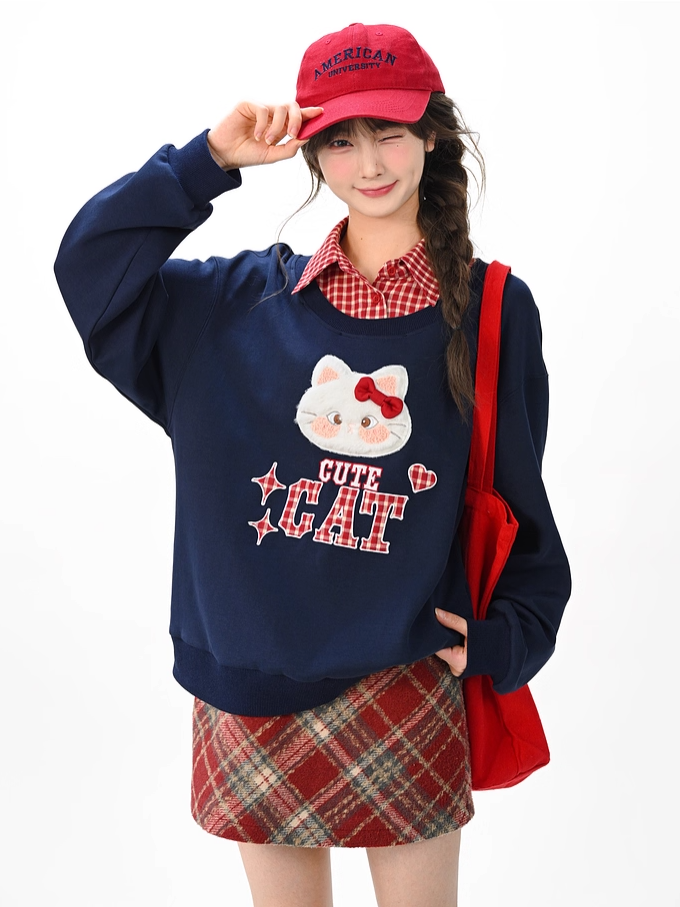 Sweatshirt mit abnehmbarer roter Applikation, marineblauer Kätzchen-Stickerei, blauer Kragen, kariert