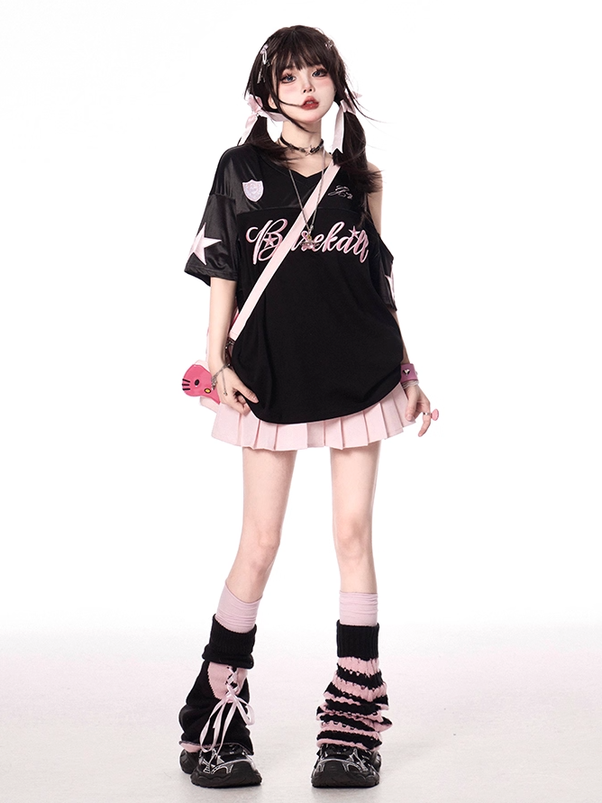 T-Shirt mit V-Ausschnitt und Cut-Out-Schulter im Buchstabendruck und Pink-Schwarz