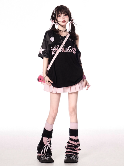 T-Shirt mit V-Ausschnitt und Cut-Out-Schulter im Buchstabendruck und Pink-Schwarz