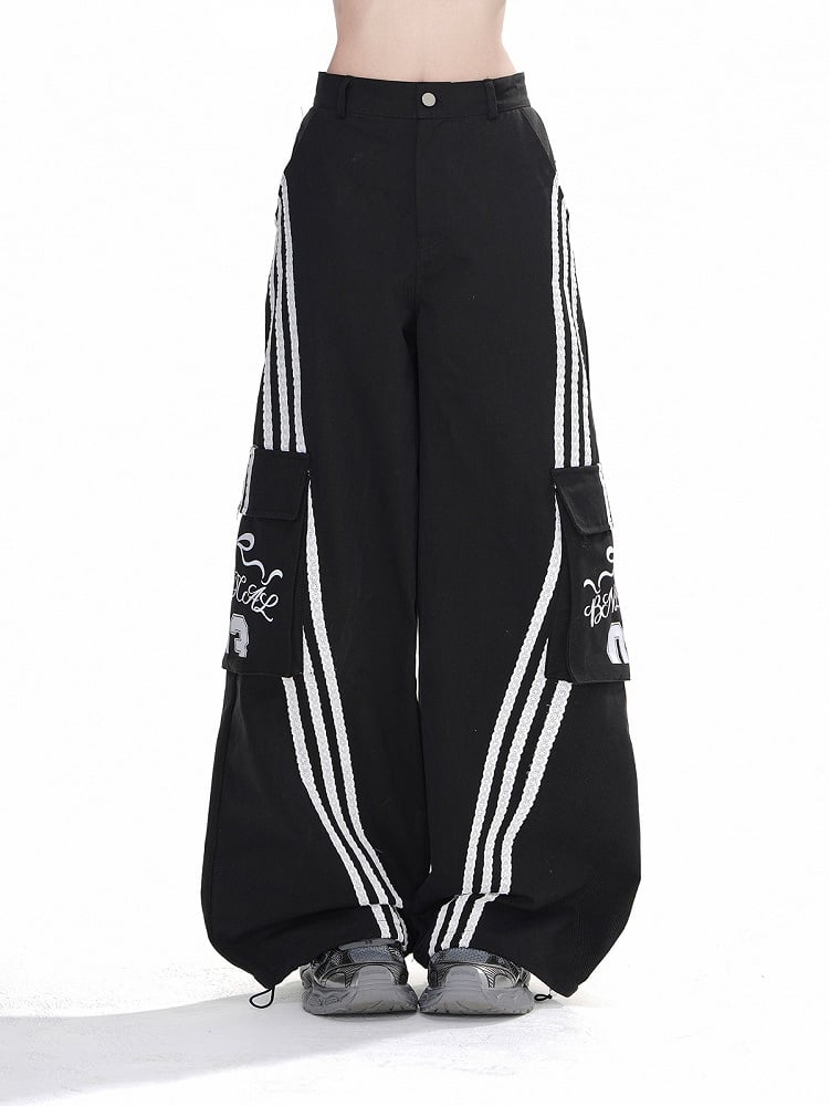 Weite, lockere Hose mit Cargotaschen in Schwarz und Weiß