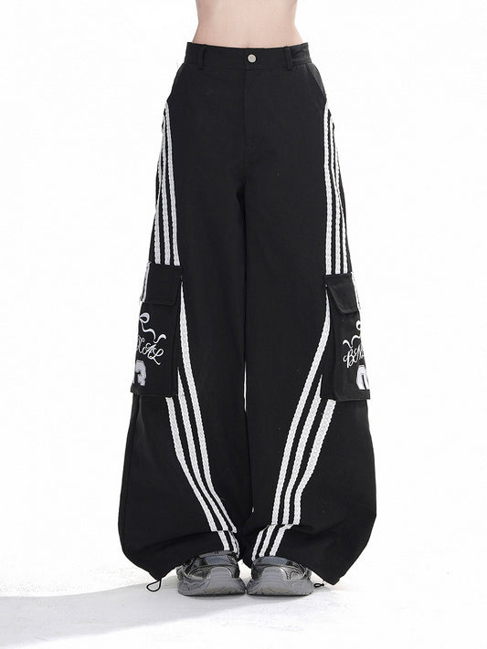 Weite, lockere Hose mit Cargotaschen in Schwarz und Weiß