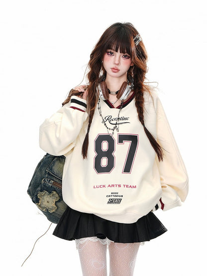 Aprikosen-/Marineblaues, lockeres Sweatshirt mit V-Ausschnitt und Zahlendruck in Bittersüß