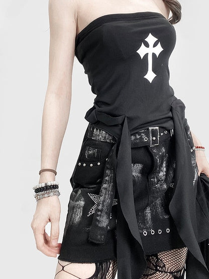 ほろ苦いクロップドクロスプリントの魅力的なストラップレスブラックバックトップレター