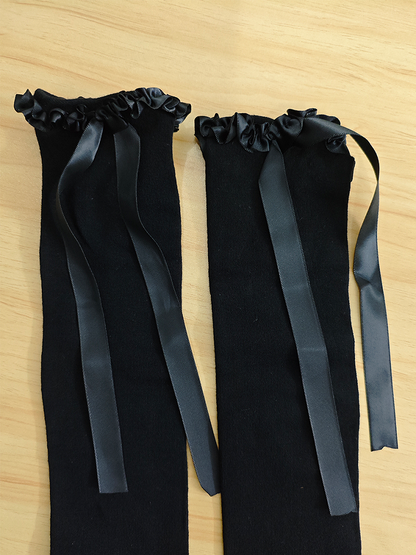 Milchweiße, süße Unterknee-Strümpfe mit Rüschenbündchen und Schleife