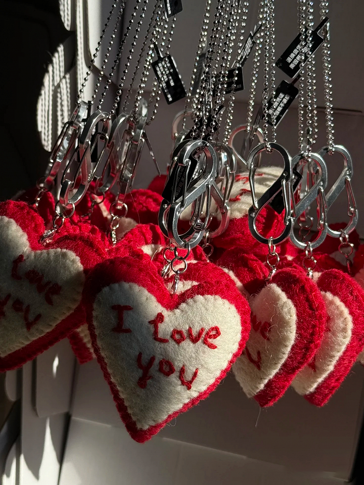 Halskette mit rotem Herzanhänger