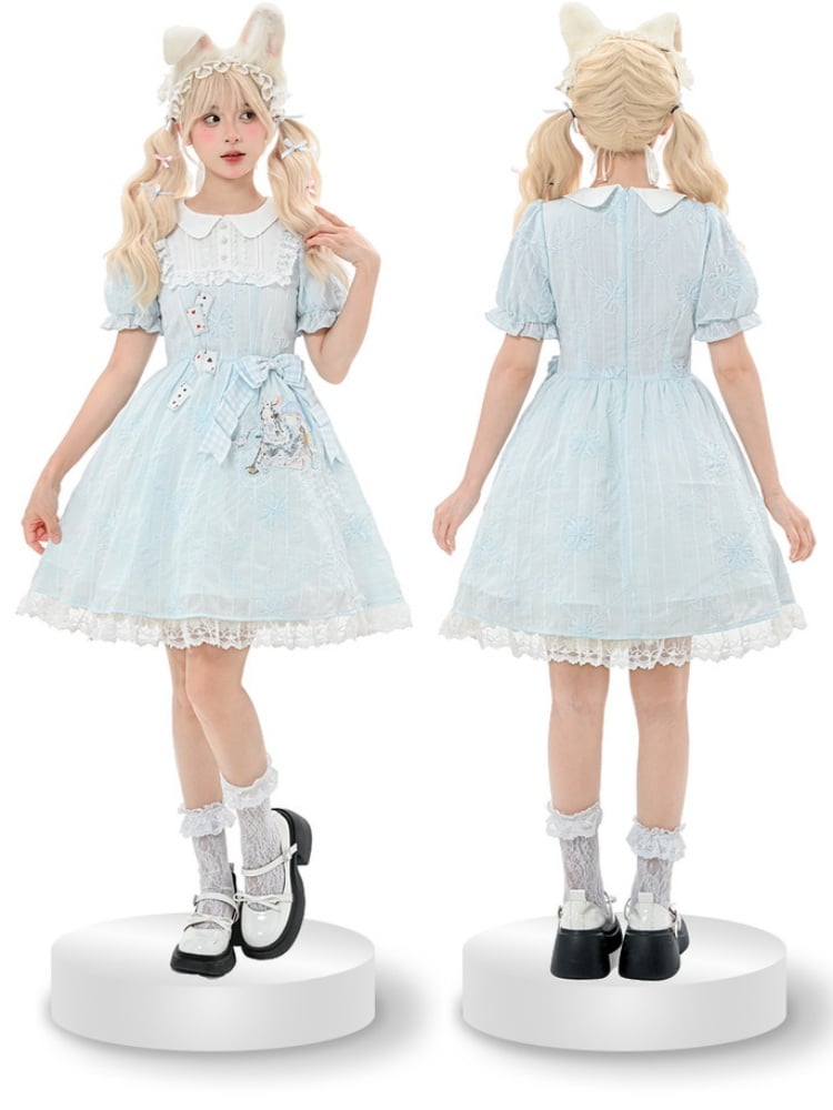 Besticktes blaues Kleid mit Puffärmeln in Wunderland-Vibes, Bunny Alice