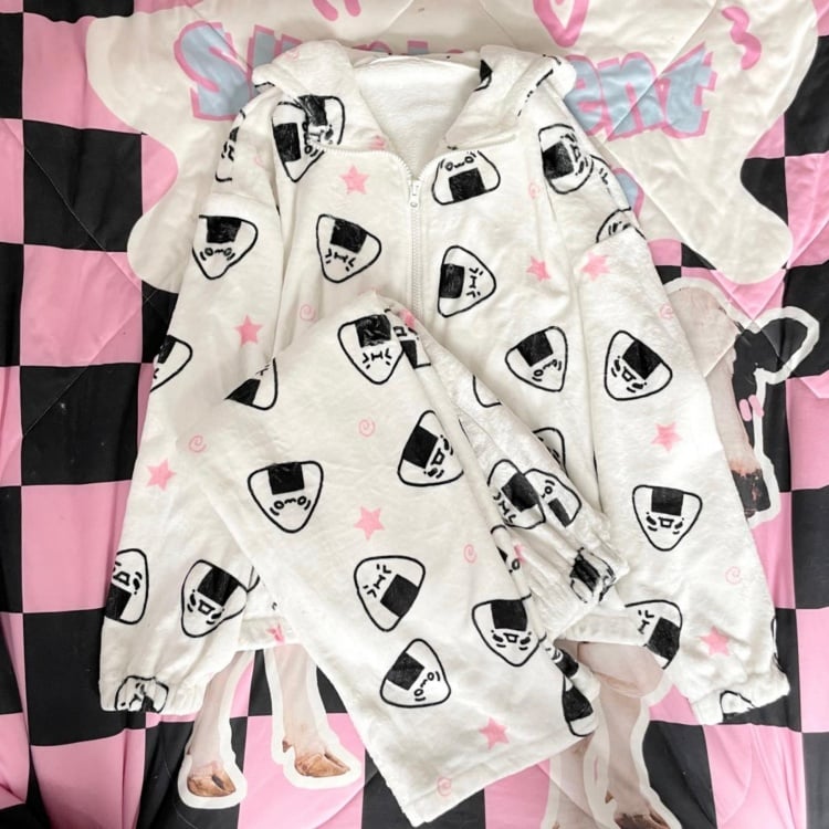 Dicker Pyjama mit Kapuze und weißem Reisbällchen