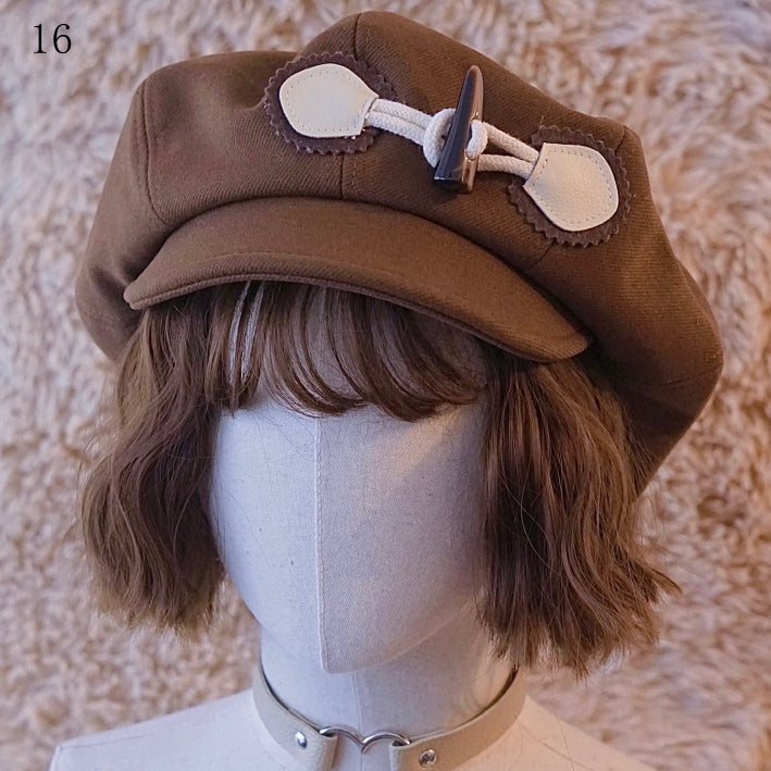 茶色のベレー帽、装飾ボタン付き帽子